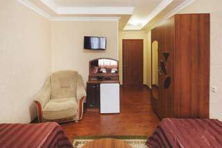 Отель Кристалл  Домбай Двухместный номер с 2 отдельными кроватями и ванной комнатой-3
